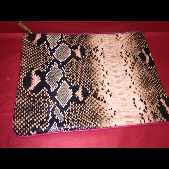 Estée Lauder’s Embossed Snake Print Makeup Bag - Picture 5 of 10
